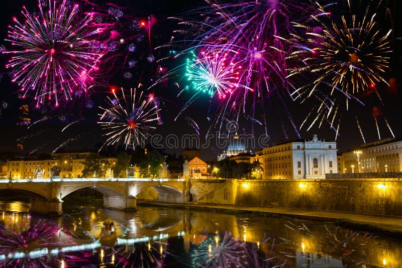 Fogos-de-artifício sobre a ponte Vittorio Emmanuel.Italy.Rome fotos de stock Fogos-de-artifício sobre a ponte Vittorio Emmanuel.Italy.Rome fotos de stock