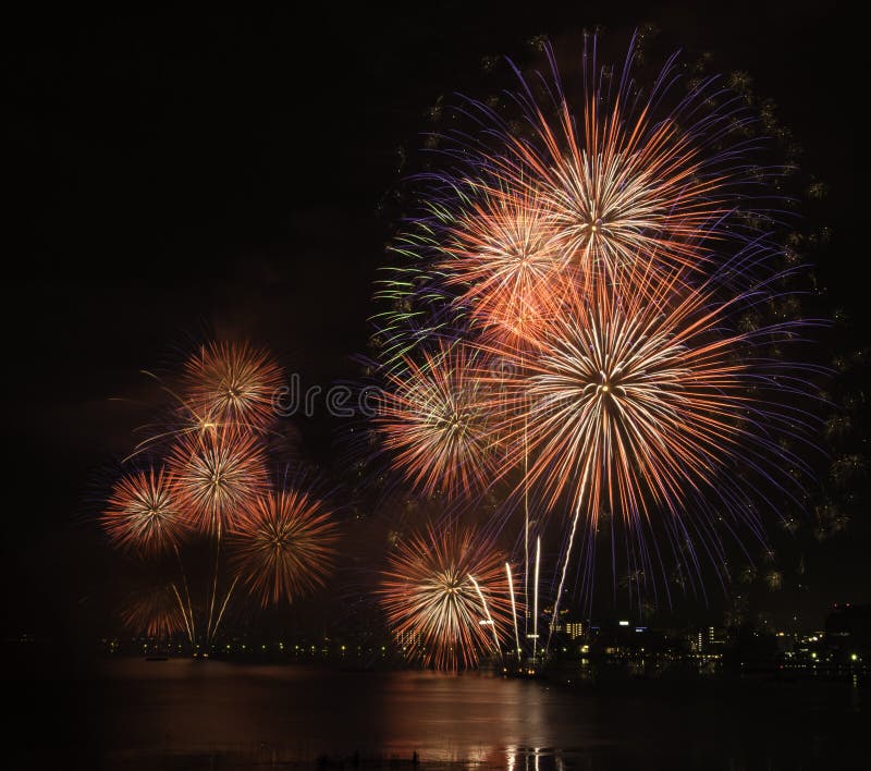 Fogos-de-artifício surpreendentes no Tóquio foto de stock Fogos-de-artifício surpreendentes no Tóquio foto de stock