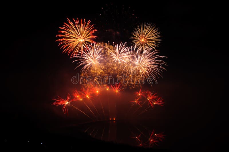 Fogos-de-artifício vermelhos fotos de stock royalty free Fogos-de-artifício vermelhos fotos de stock royalty free