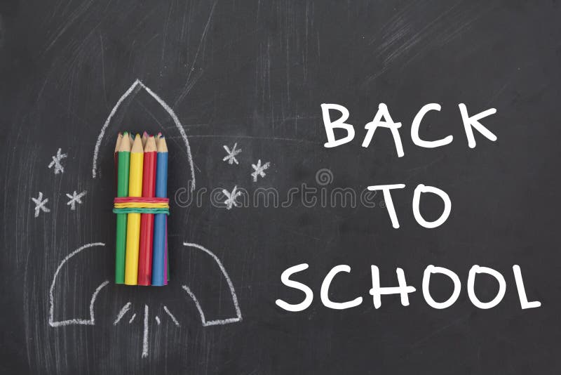 Foguete feito de lápis no quadro com texto de volta à escola fotos de stock