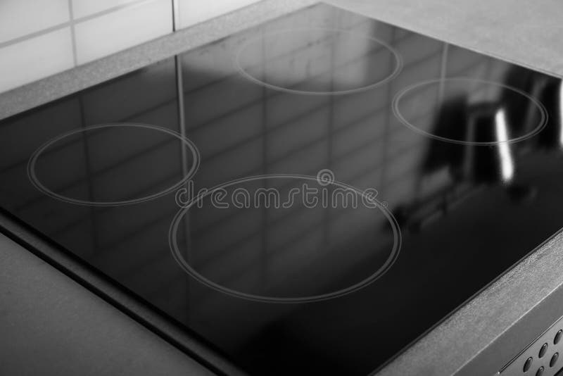 Fogão bonde novo com cooktop da indução na cozinha imagem de stock Fogão bonde novo com cooktop da indução na cozinha imagem de stock