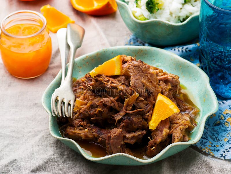 Fogão lento carne de porco assada com um molho Rum-alaranjado imagens de stock Fogão lento carne de porco assada com um molho Rum-alaranjado imagens de stock