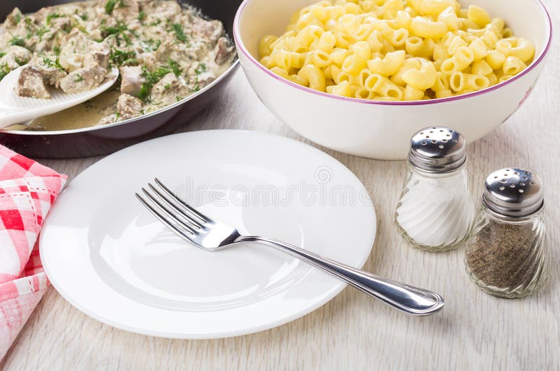 Foie de poulet cuit dans la poêle, pâtes, plat vide, fourchette images libres de droits Foie de poulet cuit dans la poêle, pâtes, plat vide, fourchette images libres de droits