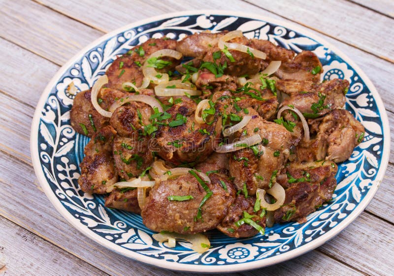 Foie de poulet sauté avec la pomme et l'oignon image libre de droits Foie de poulet sauté avec la pomme et l'oignon image libre de droits
