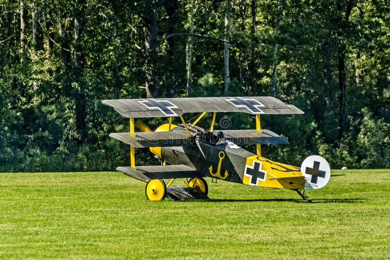 Fokker Dr I besteuernd für Start lizenzfreie stockfotos Fokker Dr I besteuernd für Start lizenzfreie stockfotos
