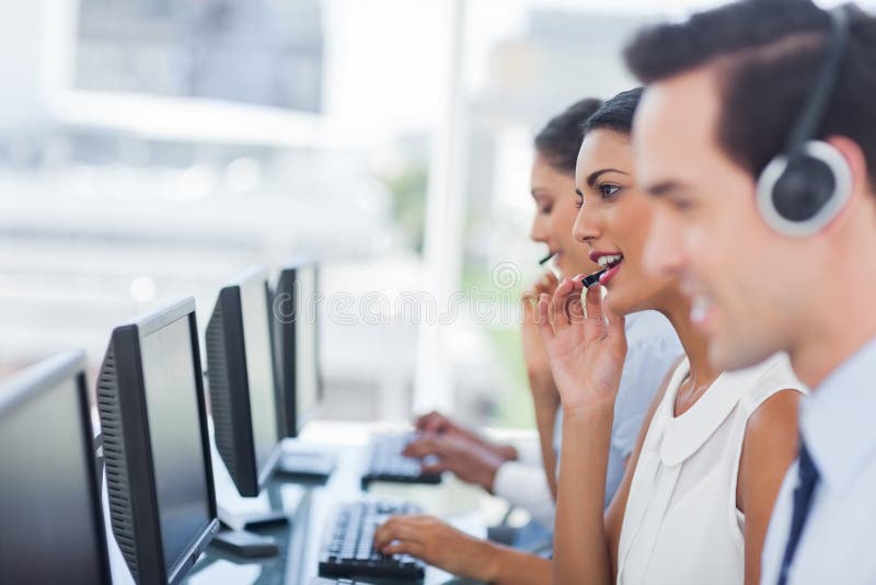 Fokus des lächelnden Call-Center-Vertreters stockfotografie Fokus des lächelnden Call-Center-Vertreters stockfotografie