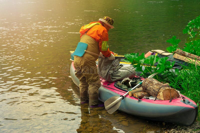 Fokus Ein Teil junger Menschen rafting im Fluss lizenzfreies stockfoto Fokus Ein Teil junger Menschen rafting im Fluss lizenzfreies stockfoto