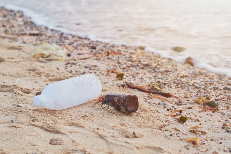 Fokus på plastflaskor och annat plastavfall royaltyfri foto Fokus på plastflaskor och annat plastavfall royaltyfri foto