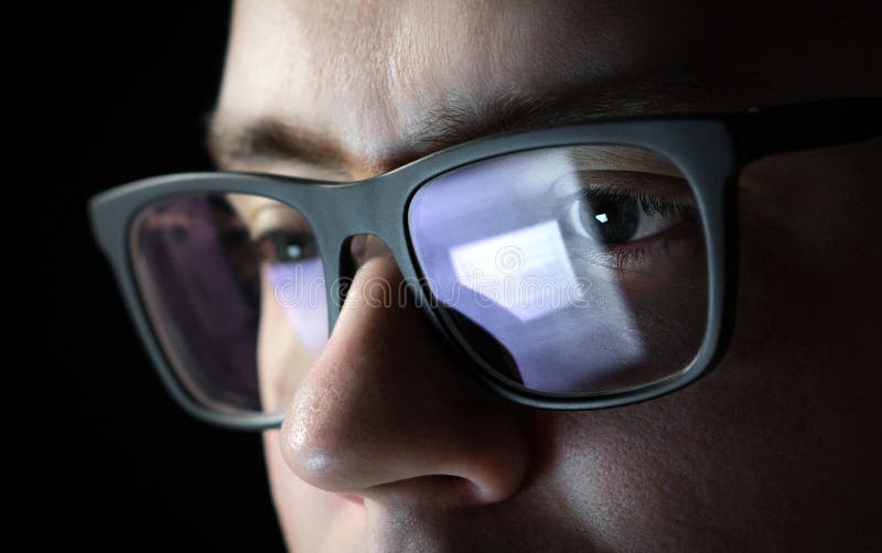 Fokuserad och fundersam man Coder, programmerare eller bärare royaltyfri bild Fokuserad och fundersam man Coder, programmerare eller bärare royaltyfri bild