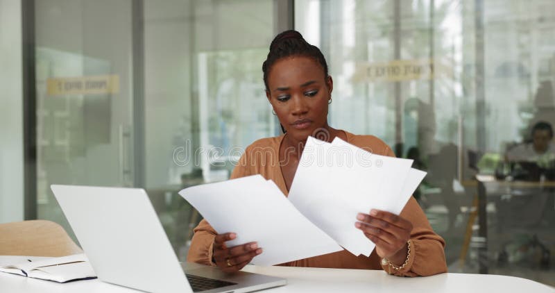 Fokuserad ung afrikansk revisorskvinna som kontrollerar finansiella dokument lager videofilmer