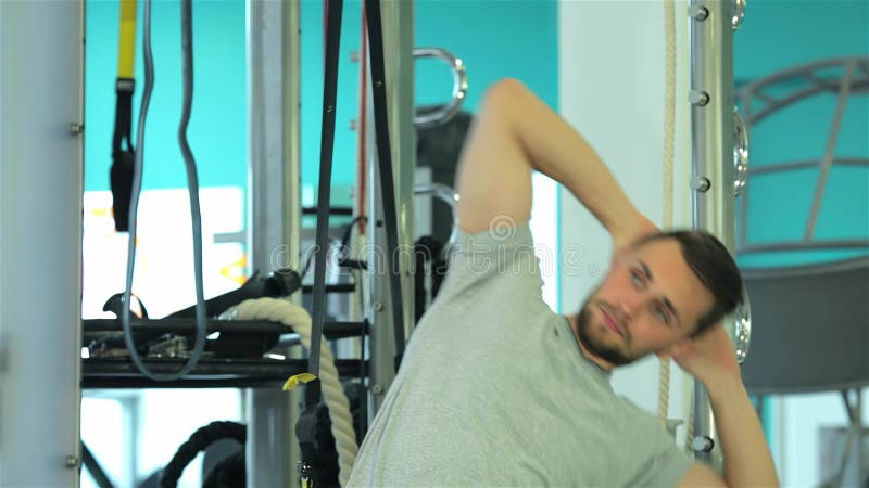 Fokuserad ung man startar ett bak- och axelsträckningsprogram stock video