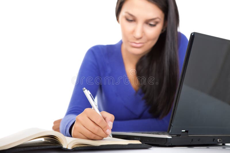 Studentinlärning, hand med penna i fokus royaltyfri fotografi