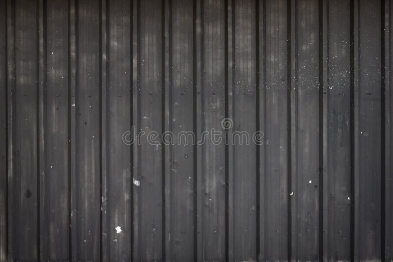 Folha de metal preta velha, textura de aço, parede de aço na obscuridade foto de stock Folha de metal preta velha, textura de aço, parede de aço na obscuridade foto de stock