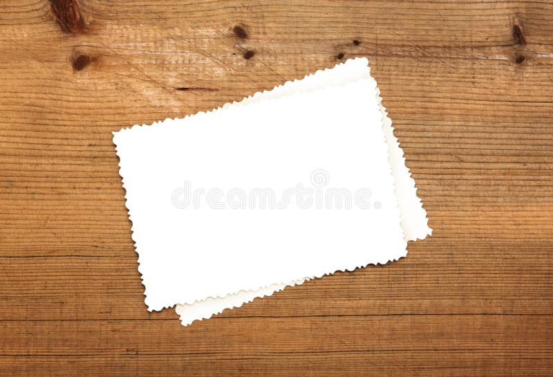 Folha de papel em branco sobre madeira foto de stock royalty free