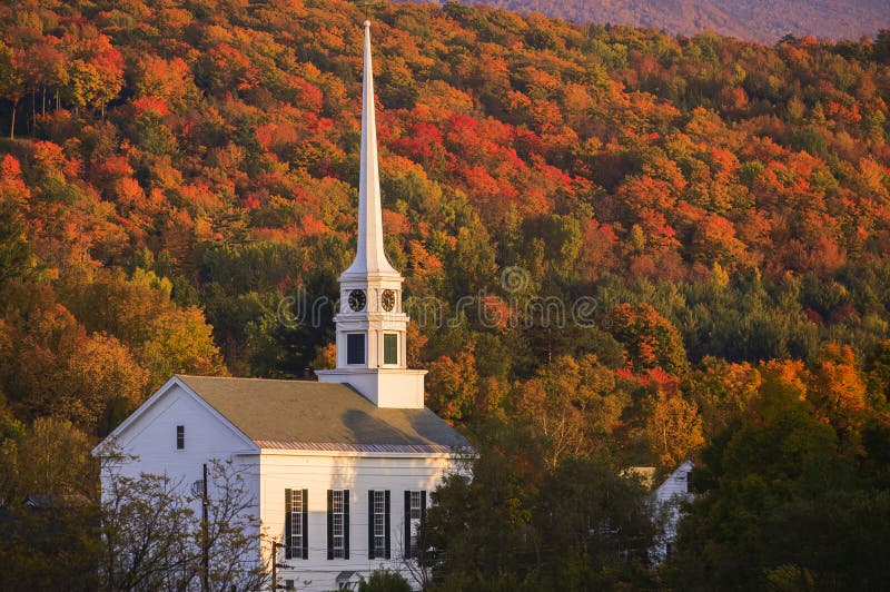 Folhagem de outono atrás de uma igreja rural de Vermont