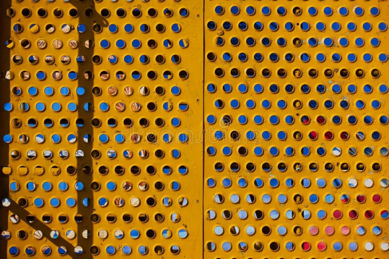 Folhas metálicas perfuradas amarelas com orifícios redondos Painel de montagem do hardware foto de stock Folhas metálicas perfuradas amarelas com orifícios redondos Painel de montagem do hardware foto de stock