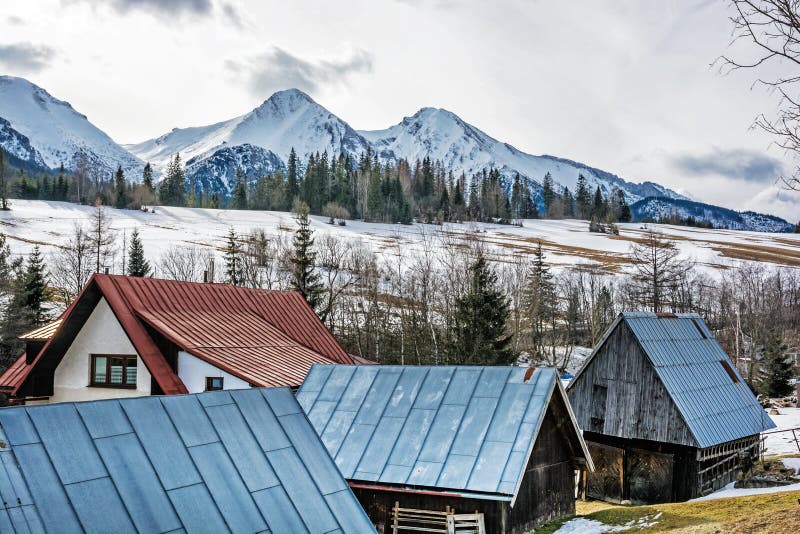 Ľudová architektúra v Ždiari s Belianskymi Tatrami