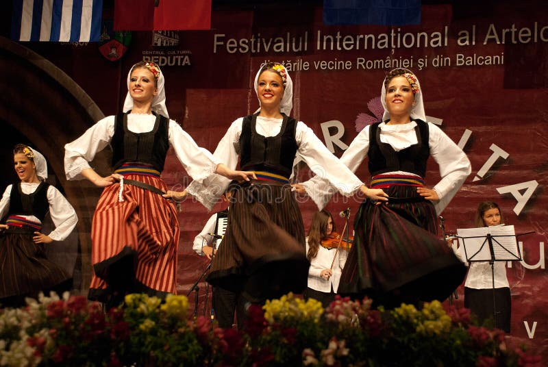 Folk dansare för serbiska kvinnor på en festival royaltyfria foton Folk dansare för serbiska kvinnor på en festival royaltyfria foton