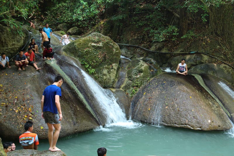 Folk i den Erawan nationalparken och Erawan vattenfall i västra Thailand fotografering för bildbyråer Folk i den Erawan nationalparken och Erawan vattenfall i västra Thailand fotografering för bildbyråer
