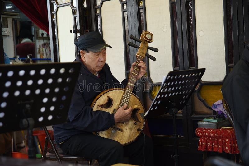 Folk konstnär som spelar kinesiska nationella musikinstrument royaltyfria foton Folk konstnär som spelar kinesiska nationella musikinstrument royaltyfria foton