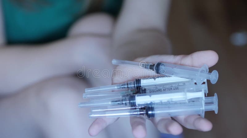 Folk kvinna, narkotikaberoende Closeup av en hand med s-injektionssprutan, 4K UHD