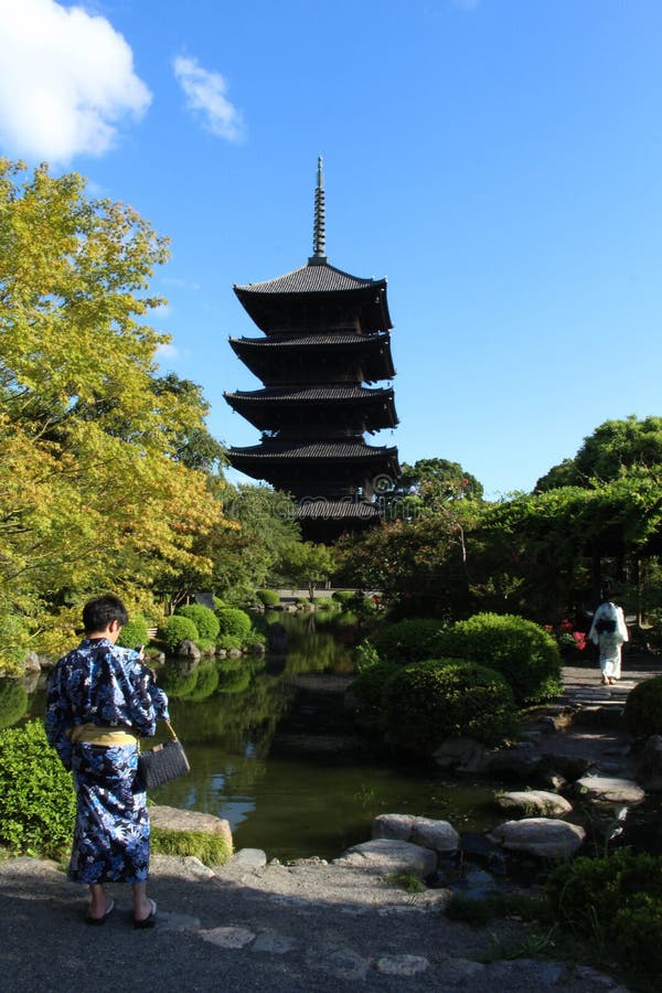 Folk med kimonot/Yukata på den Toji templet i Kyoto, Japan royaltyfri foto Folk med kimonot/Yukata på den Toji templet i Kyoto, Japan royaltyfri foto