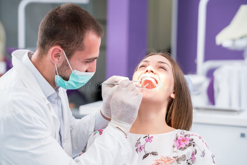 Folk-, medicin-, stomatology- och hälsovårdbegrepp - lycklig mor arkivbilder Folk-, medicin-, stomatology- och hälsovårdbegrepp - lycklig mor arkivbilder
