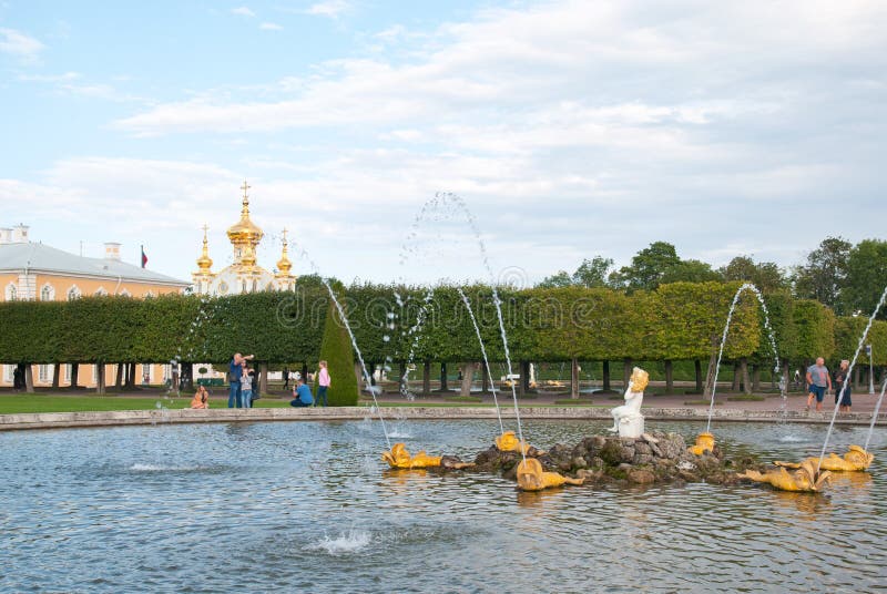 Folk nära ekspringbrunnen i tillståndsmuseumsylten Peterhof Ryssland arkivbild Folk nära ekspringbrunnen i tillståndsmuseumsylten Peterhof Ryssland arkivbild