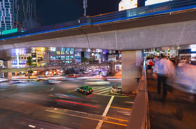 Folk och trafik som korsar en upptagen genomskärning i Shibuya, Tokyo, Japan royaltyfri bild Folk och trafik som korsar en upptagen genomskärning i Shibuya, Tokyo, Japan royaltyfri bild