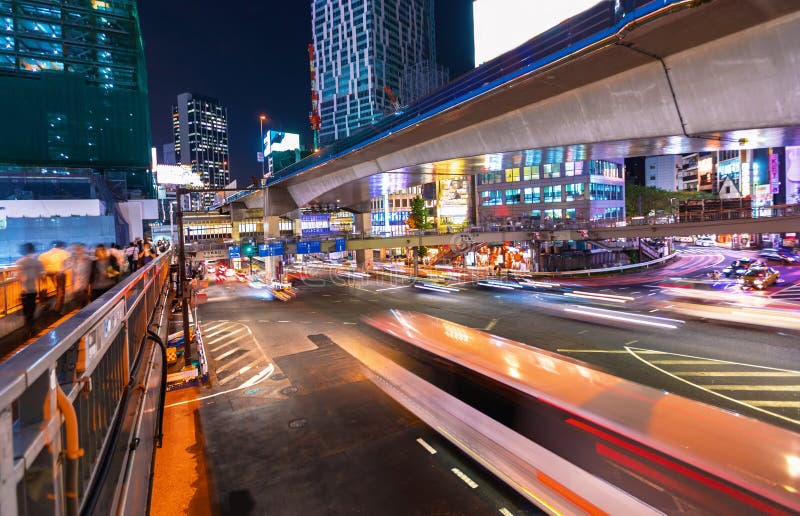 Folk och trafik som korsar en upptagen genomskärning i Shibuya, Tokyo, Japan royaltyfria foton Folk och trafik som korsar en upptagen genomskärning i Shibuya, Tokyo, Japan royaltyfria foton