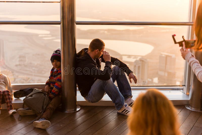 Folk på observationsdäcket av Burj al Khalifa royaltyfria bilder Folk på observationsdäcket av Burj al Khalifa royaltyfria bilder