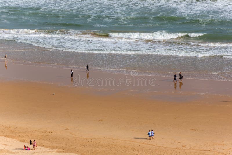 Folk på Praia da Rocha i Portimao arkivfoto Folk på Praia da Rocha i Portimao arkivfoto