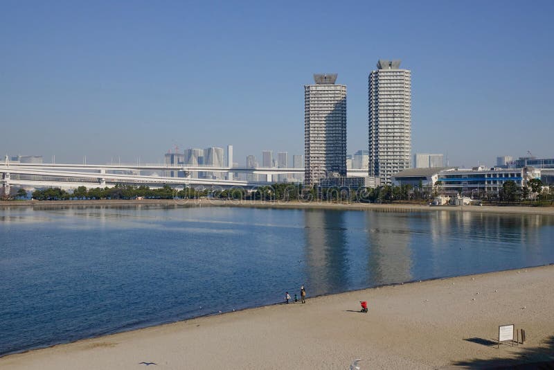 Folk på stranden i den Odaiba ön, Tokyo, Japan royaltyfri bild Folk på stranden i den Odaiba ön, Tokyo, Japan royaltyfri bild