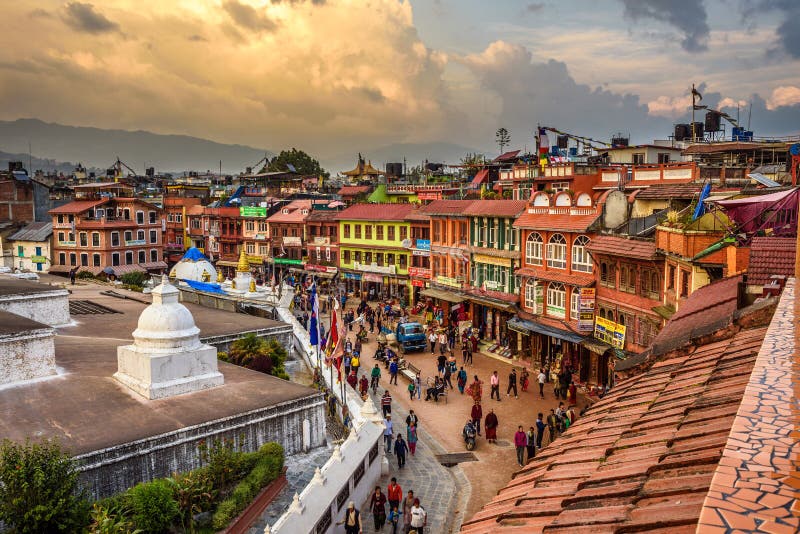Folk runt om Boudhanath Stupa i Katmandu, Nepal fotografering för bildbyråer Folk runt om Boudhanath Stupa i Katmandu, Nepal fotografering för bildbyråer
