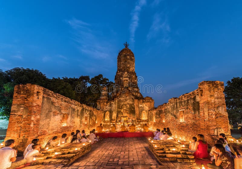 Folk som ber respekt till munken på Ayutthaya fotografering för bildbyråer Folk som ber respekt till munken på Ayutthaya fotografering för bildbyråer