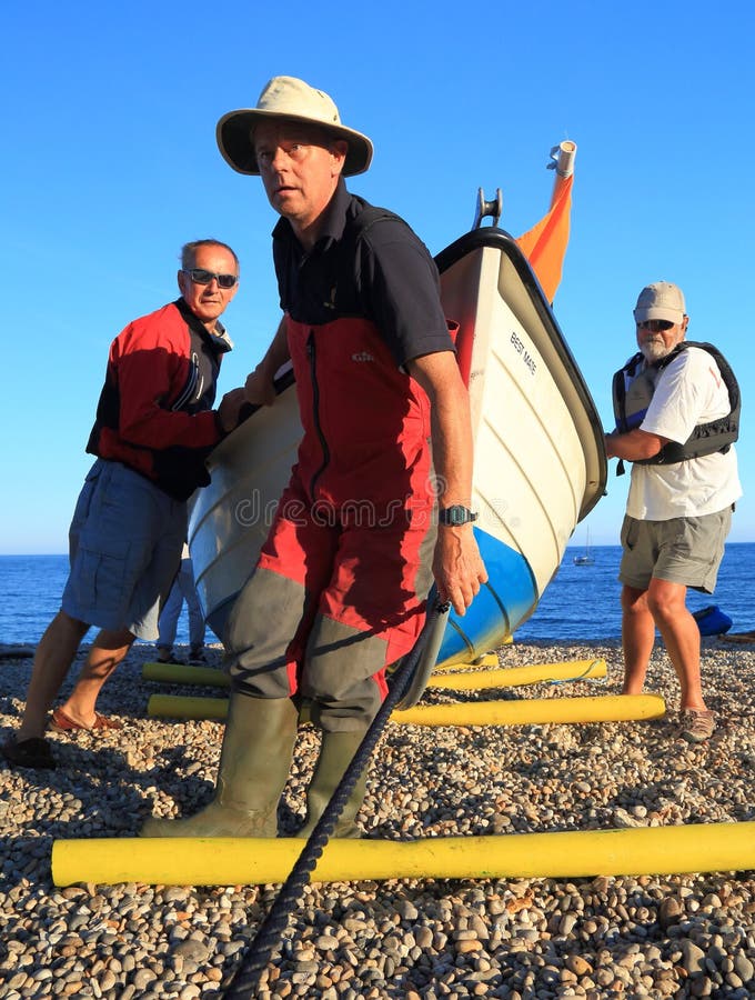 Folk som drar segelbåten fotografering för bildbyråer Folk som drar segelbåten fotografering för bildbyråer