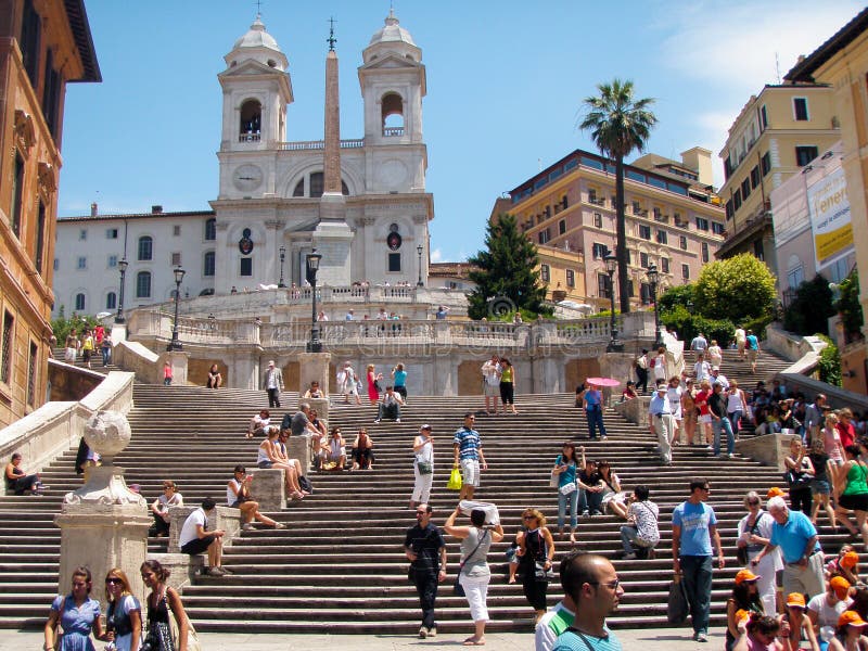 Folk som fortskrider upptaget spanjormomenten i Rome, Italien royaltyfria bilder Folk som fortskrider upptaget spanjormomenten i Rome, Italien royaltyfria bilder