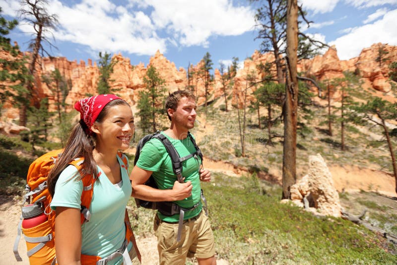 Folk som fotvandrar - parfotvandrare i Bryce Canyon royaltyfri fotografi Folk som fotvandrar - parfotvandrare i Bryce Canyon royaltyfri fotografi