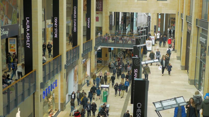 Folk som går i shoppinggallerian Sköt från överkant till bottenvåningen