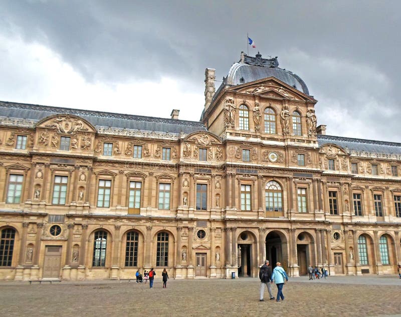 Folk som går nära Louvre royaltyfria bilder Folk som går nära Louvre royaltyfria bilder