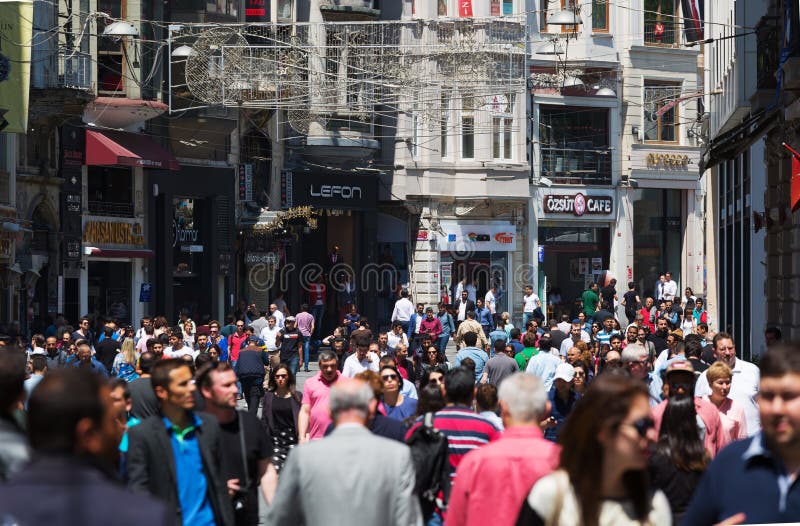 Folk som går på den Istiklal gatan royaltyfria bilder Folk som går på den Istiklal gatan royaltyfria bilder
