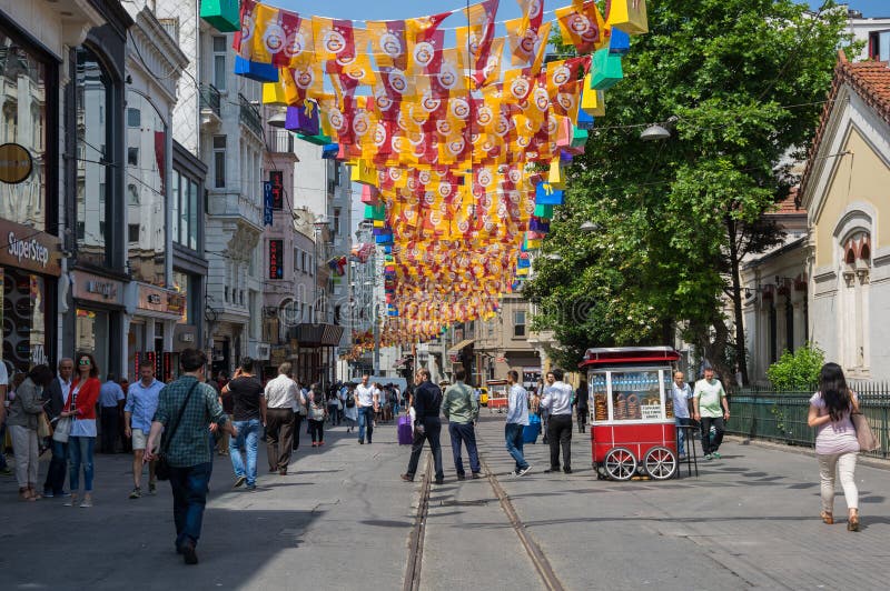 Folk som går på den Istiklal gatan i Istanbul royaltyfria bilder Folk som går på den Istiklal gatan i Istanbul royaltyfria bilder