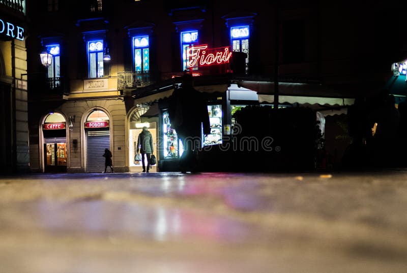 Folk som går på gatan på natten i Turin Italien royaltyfri bild Folk som går på gatan på natten i Turin Italien royaltyfri bild