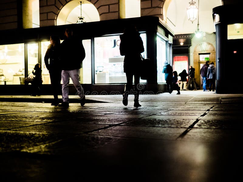 Folk som går på gatan på natten i Turin Italien arkivfoton Folk som går på gatan på natten i Turin Italien arkivfoton