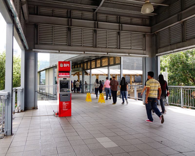 Folk som kommer till gångtunnelstationen i Manila, Filippinerna royaltyfria foton Folk som kommer till gångtunnelstationen i Manila, Filippinerna royaltyfria foton