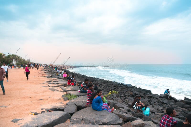 Folk som kopplar av på solnedgången på den pondicherry promenadstranden arkivfoton Folk som kopplar av på solnedgången på den pondicherry promenadstranden arkivfoton