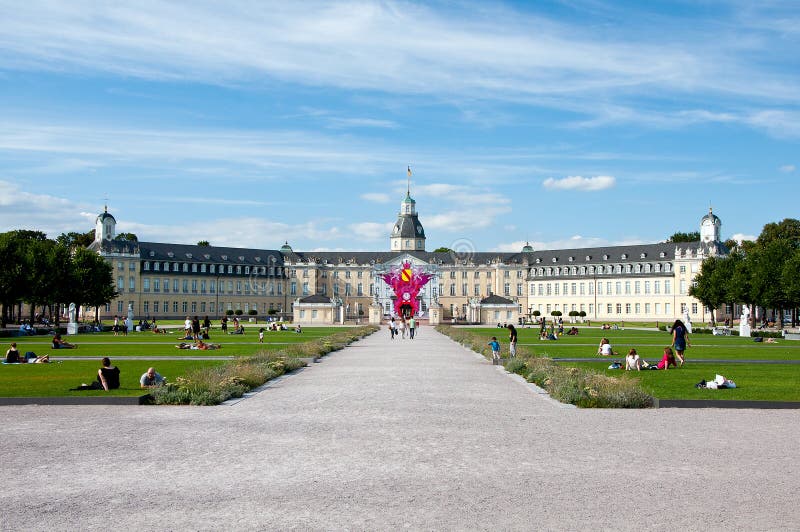 Folk som kopplar av vid slotten i Karlsruhe, arkivbild Folk som kopplar av vid slotten i Karlsruhe, arkivbild