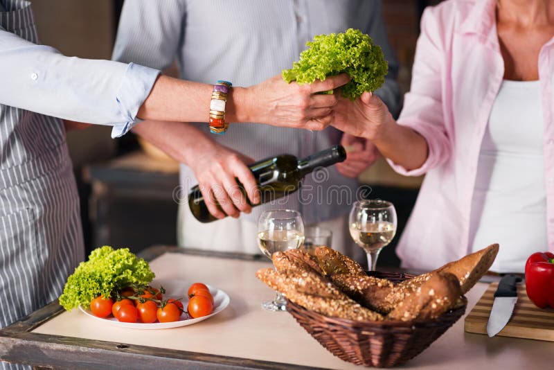 Folk som tillsammans hemma lagar mat sund mat i köket royaltyfri foto Folk som tillsammans hemma lagar mat sund mat i köket royaltyfri foto