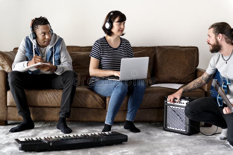 Folk som tillsammans spelar och gör musik royaltyfria bilder Folk som tillsammans spelar och gör musik royaltyfria bilder