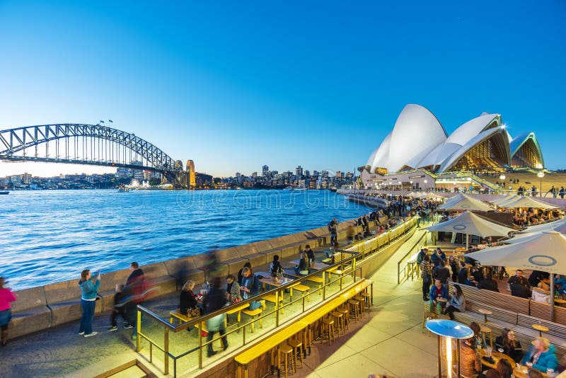 Folk som äter middag på utomhus- restauranger i rund kaj i Sydney, Australien royaltyfria foton Folk som äter middag på utomhus- restauranger i rund kaj i Sydney, Australien royaltyfria foton